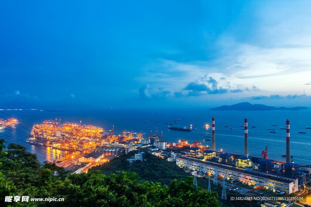 海港夜景璀璨灯火映天际