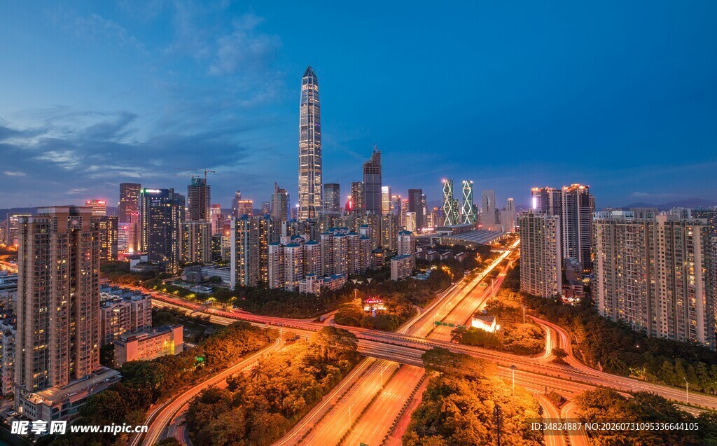 城市夜景中的繁华交通脉络