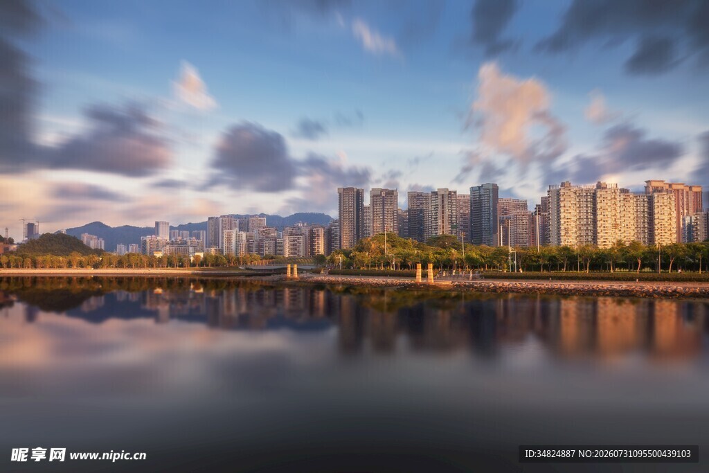 湖畔城市天际线美丽风光