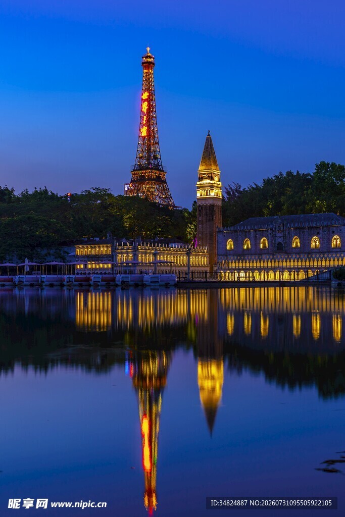 湖畔璀璨塔景夜景倒影