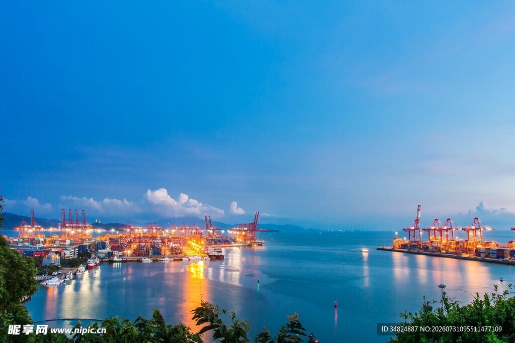 海港夜景璀璨灯火映碧波