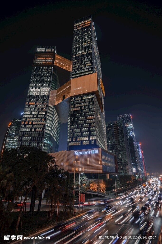 都市夜景下的繁华车流
