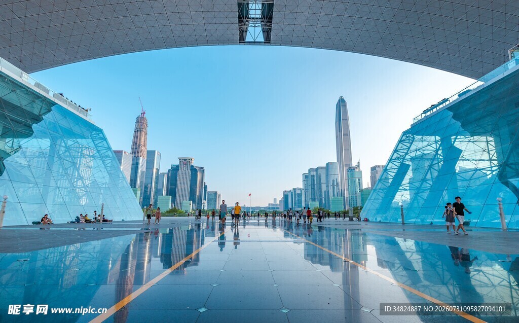 城市现代建筑景观倒影