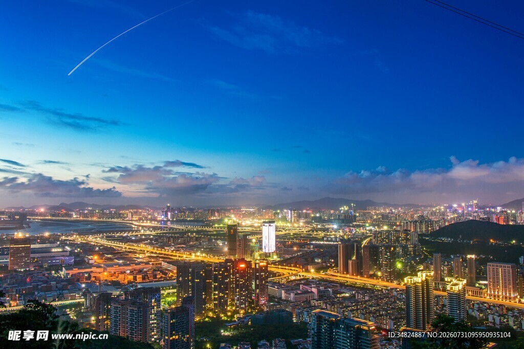 城市璀璨夜景俯瞰图