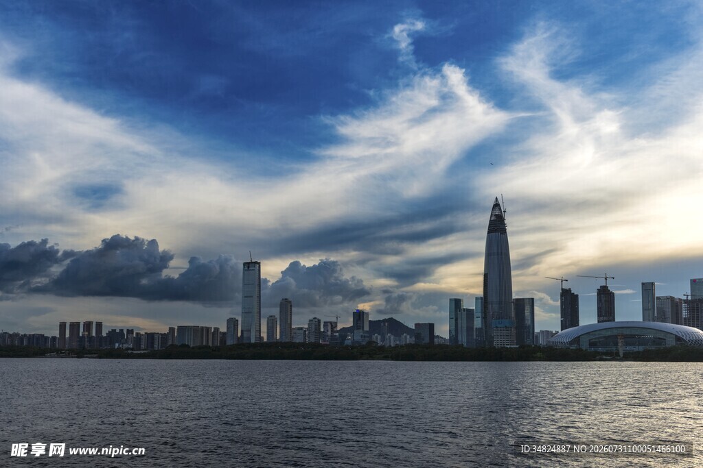 深圳城市天际线与壮阔天空