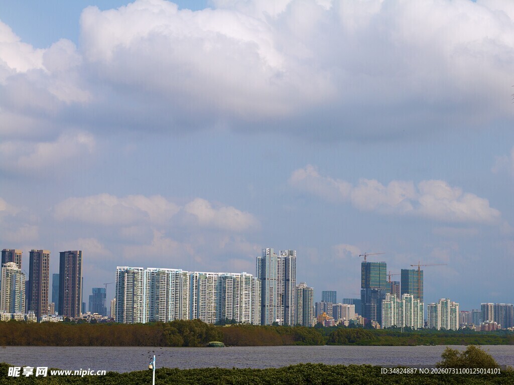 城市天际线与蓝天白云景观