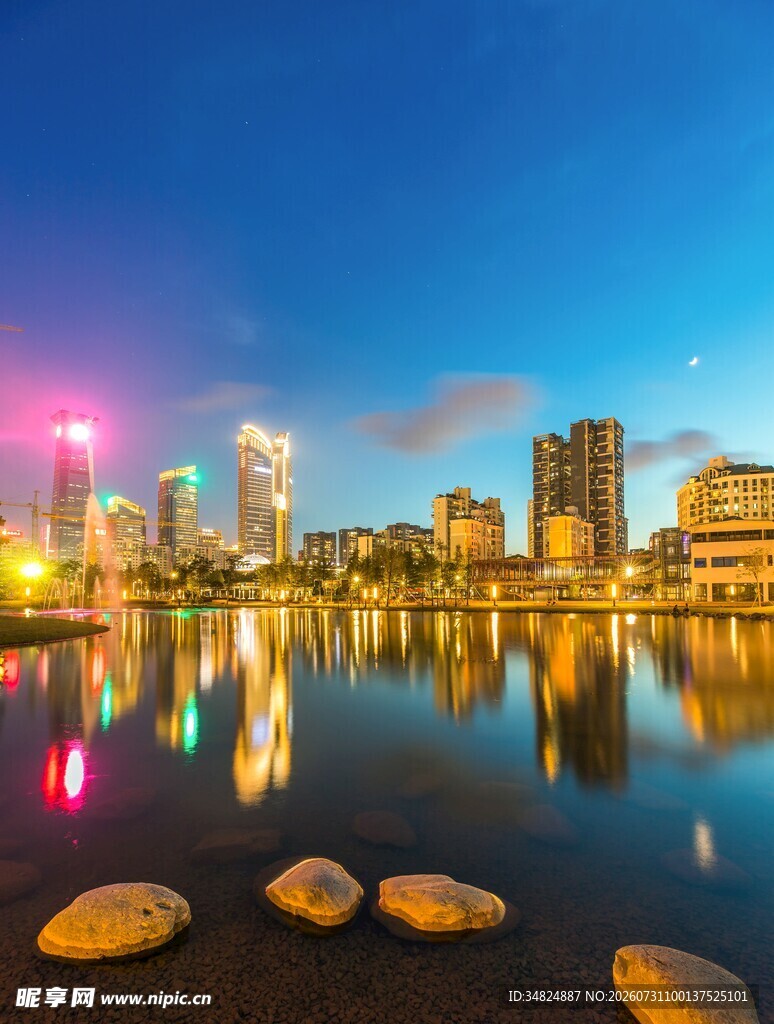城市湖畔夜景倒影之美