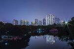 城市湖畔夜景