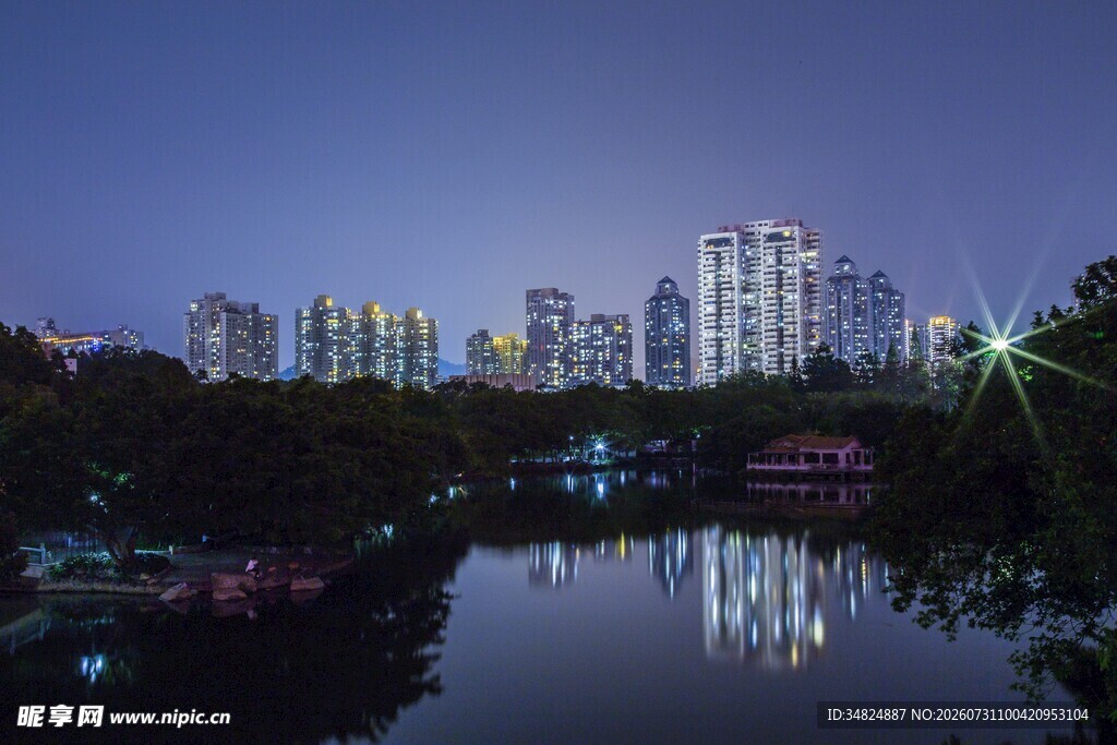 城市湖畔夜景