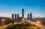 城市黄昏天际线与道路景观