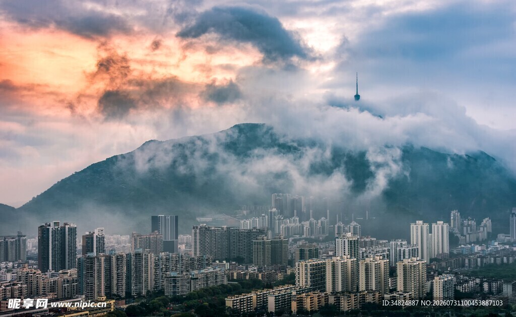 山城云雾缭绕城市景观