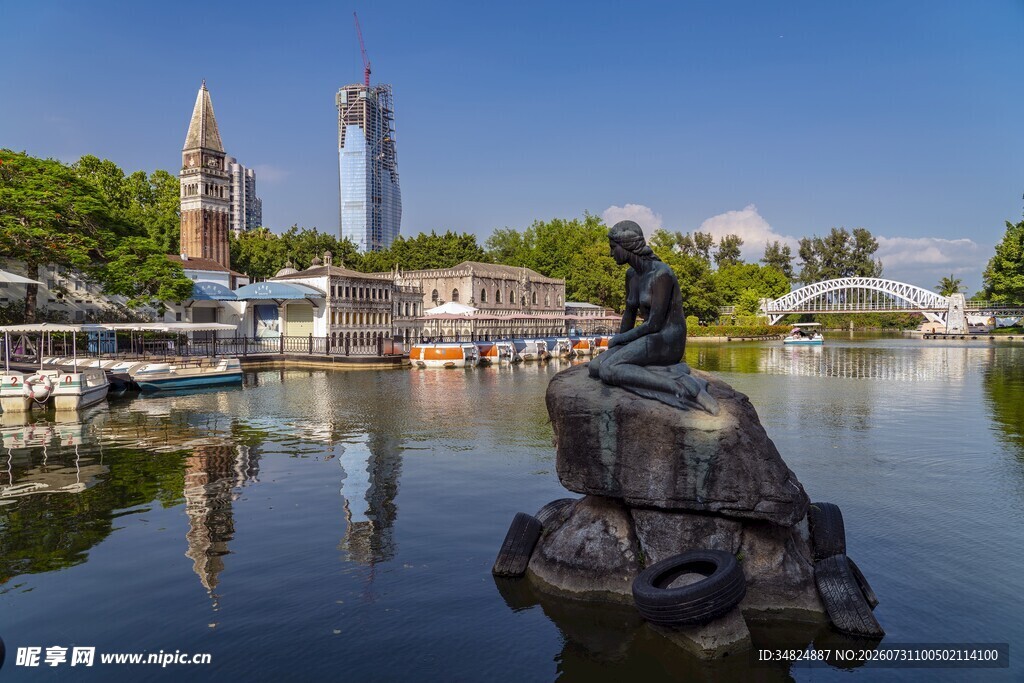河畔雕像与城市风光美景