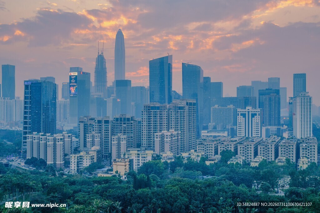 城市天际线的黄昏美景
