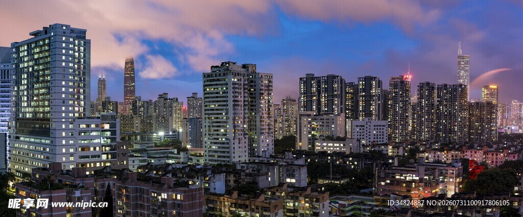 城市暮色中的高楼景观