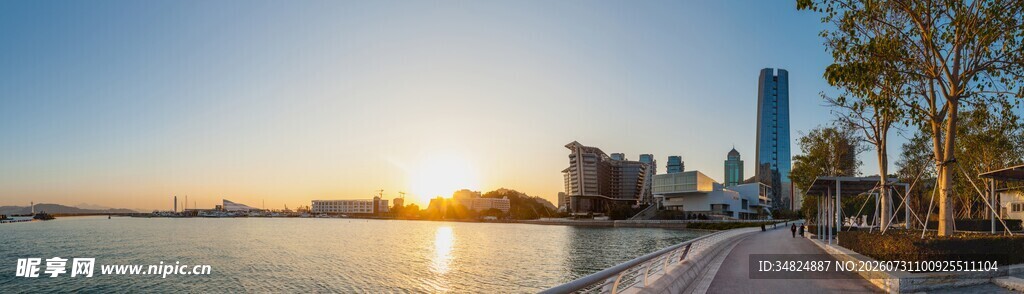 海滨城市日落美景