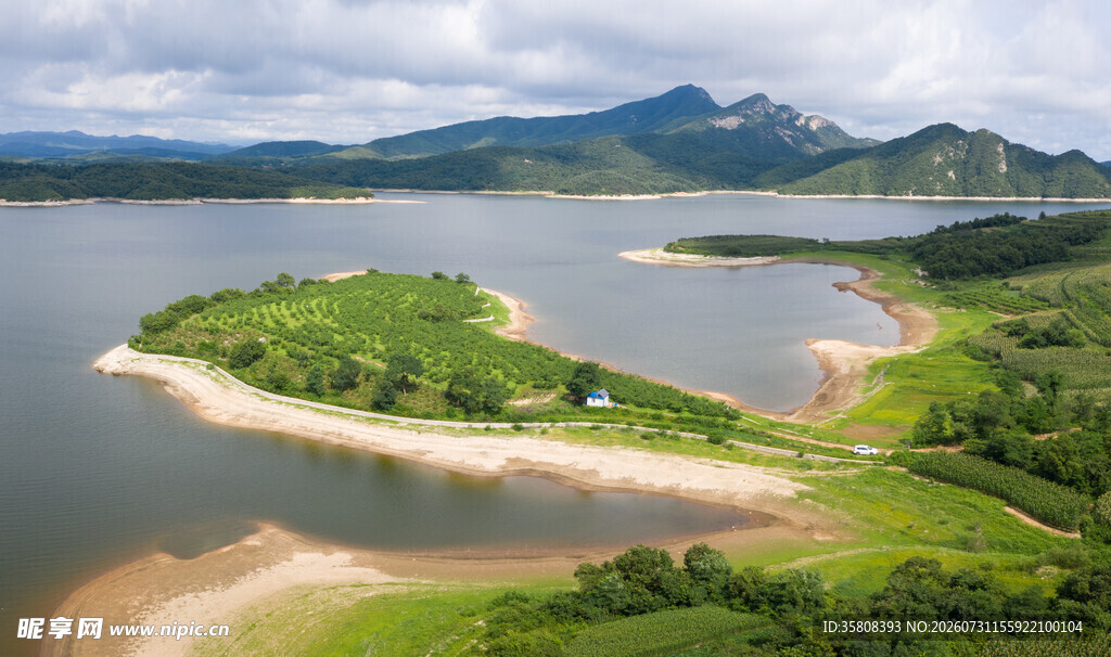 湖畔绿岛