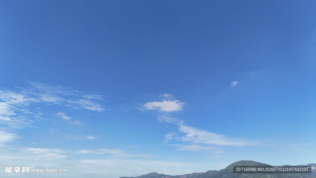 蓝天远山美景