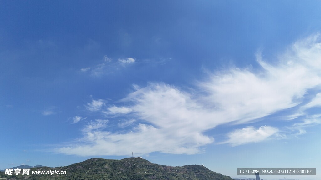 蓝天白云下的山峦风景