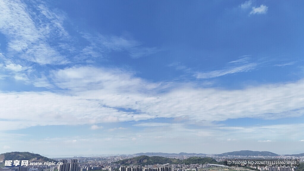 蓝天白云下的开阔景致