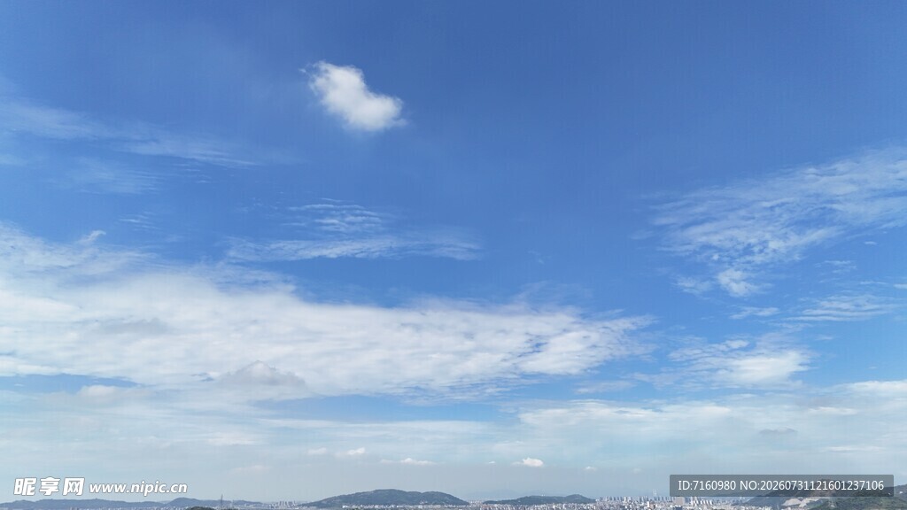 蓝天飘白云的壮阔风景