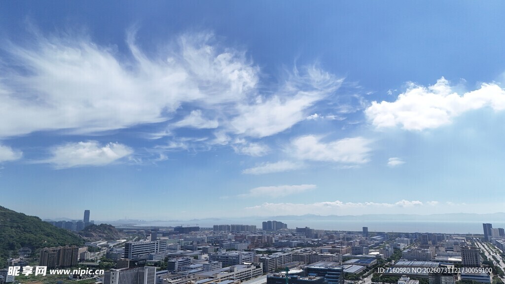 城市天际线蓝天白云美景
