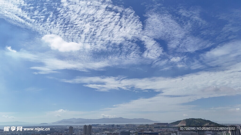 蓝天白云下的壮阔远景