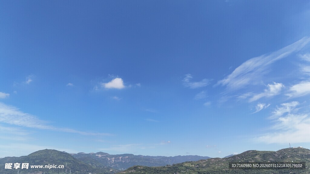 蓝天远山美景