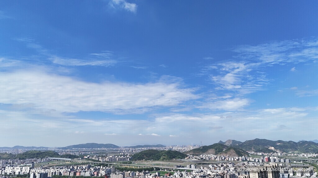 城市远景蓝天白云青山