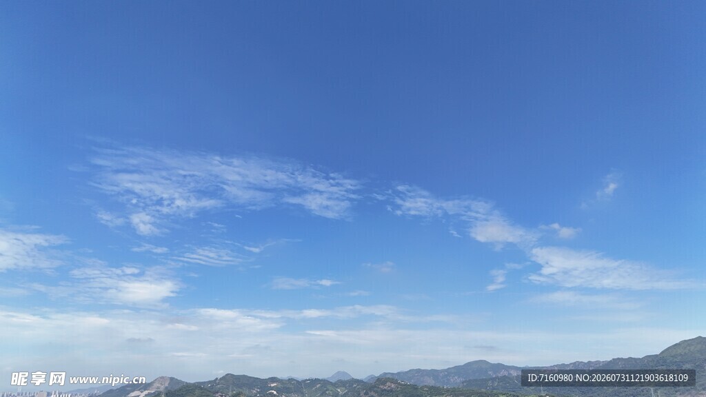 蓝天远山美景
