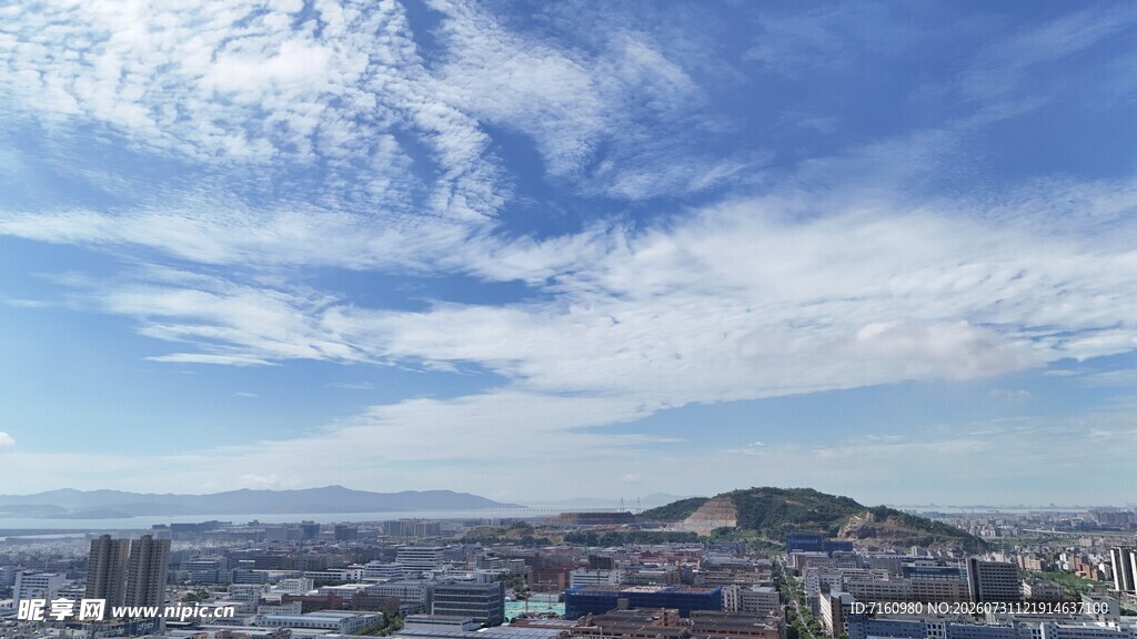乐清城市远景与蓝天白云景观