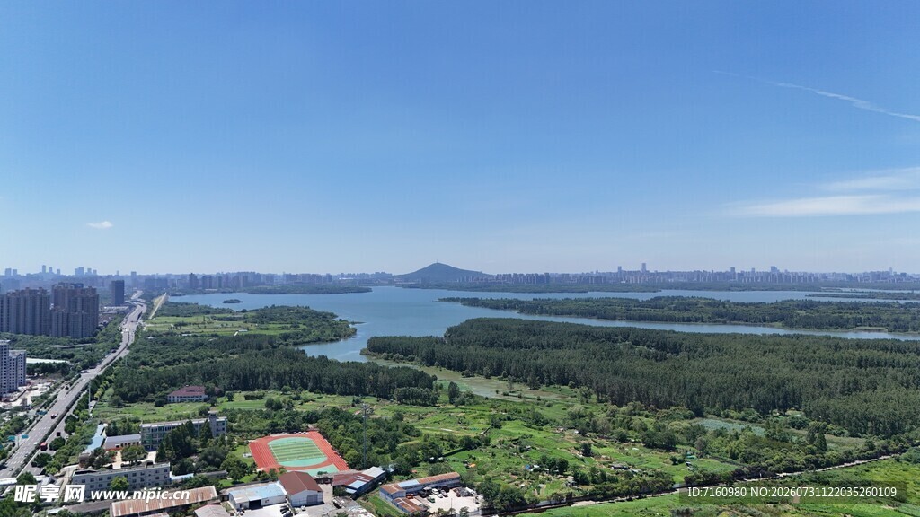 俯瞰美丽的自然与城市景观