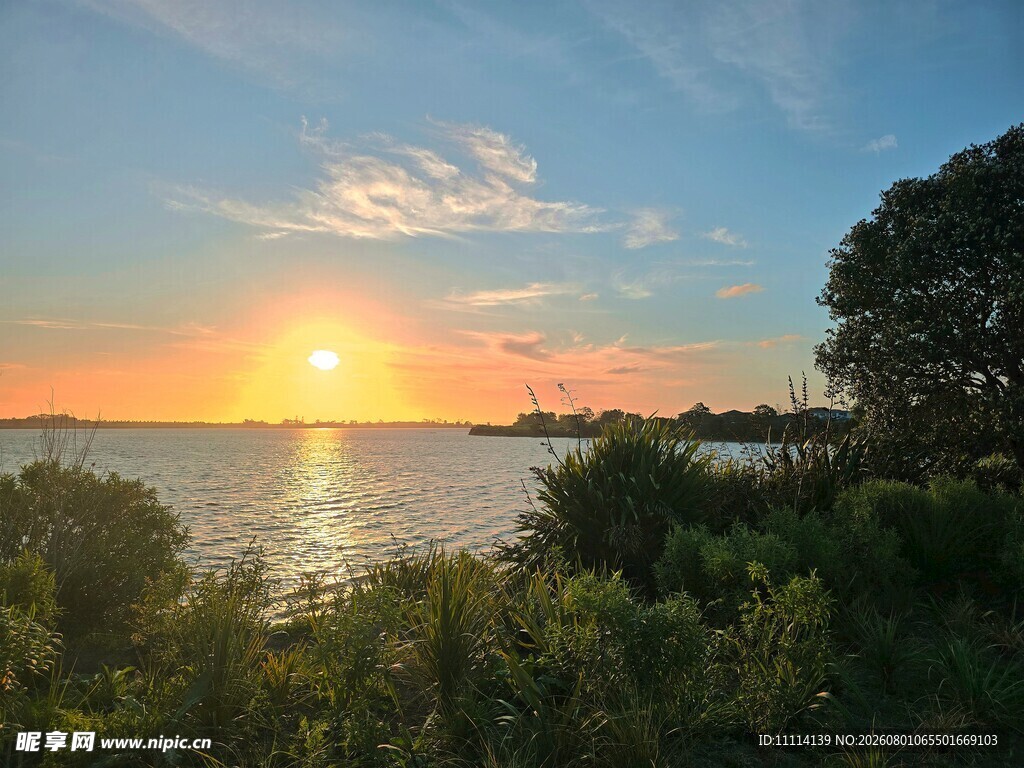海滨日落美景