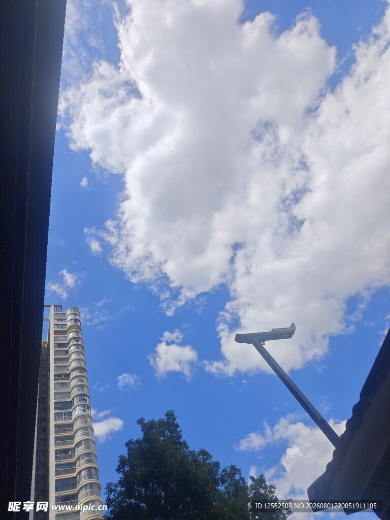 城市上空的蓝天白云