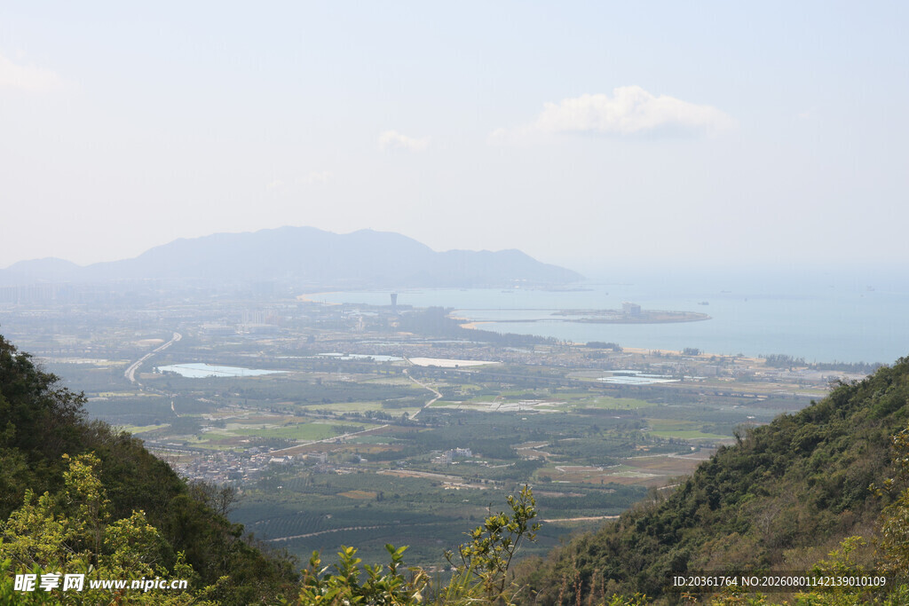 山间远眺美丽湖景风光