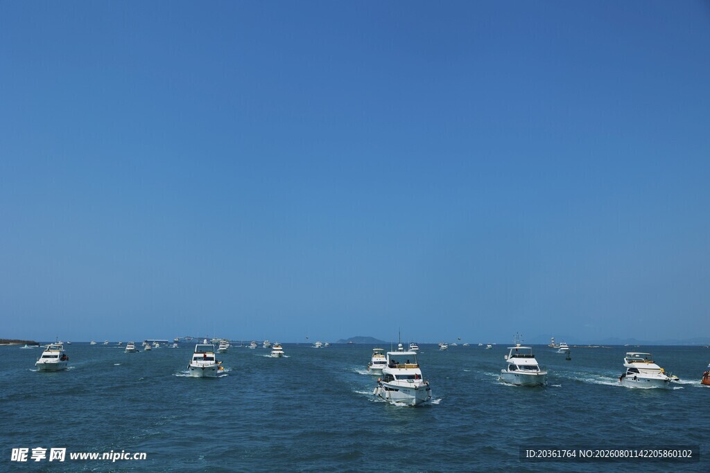碧海蓝天中的航行船只