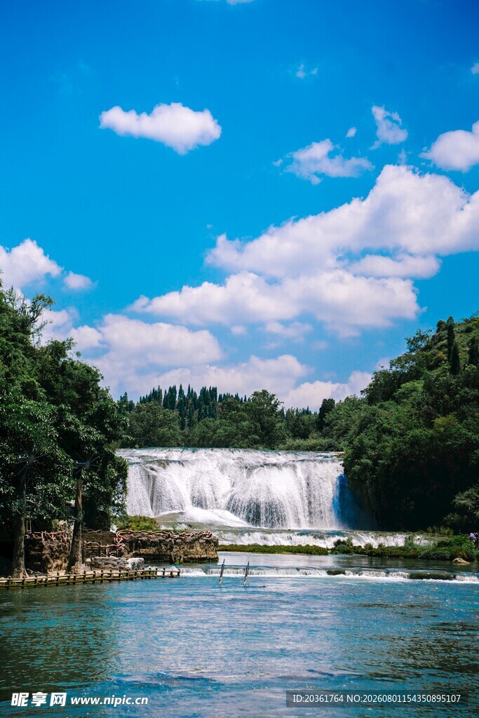 壮丽瀑布与蓝天绿树美景