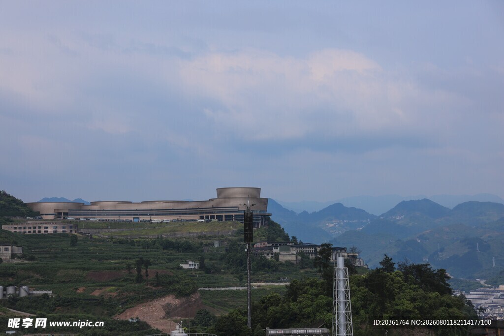 山峦间的壮丽建筑