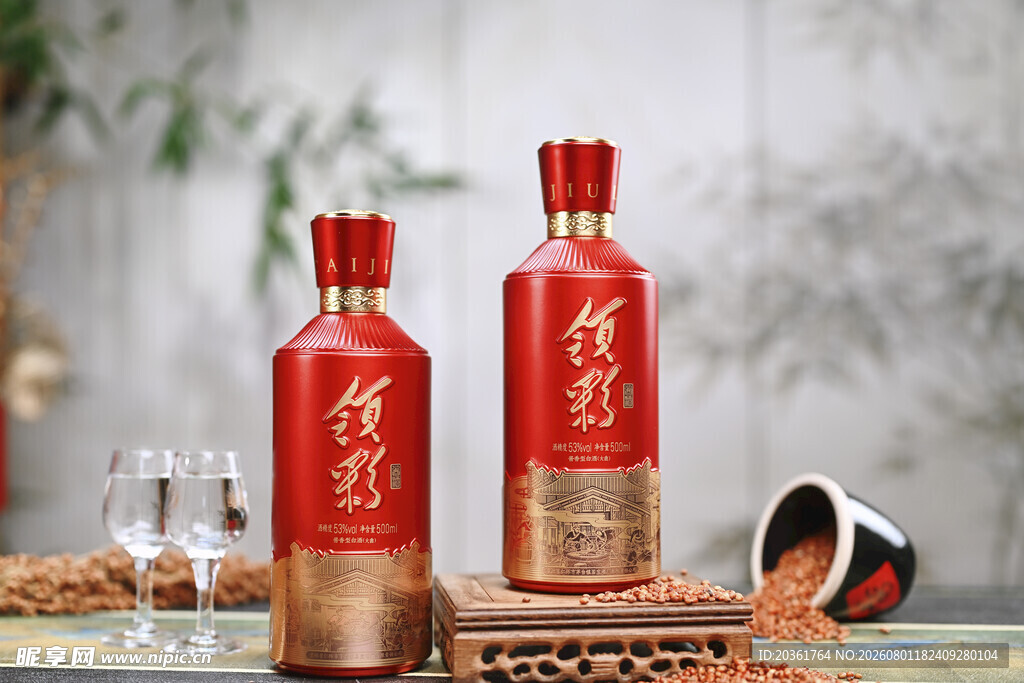 红色经典酒瓶与酒杯展示