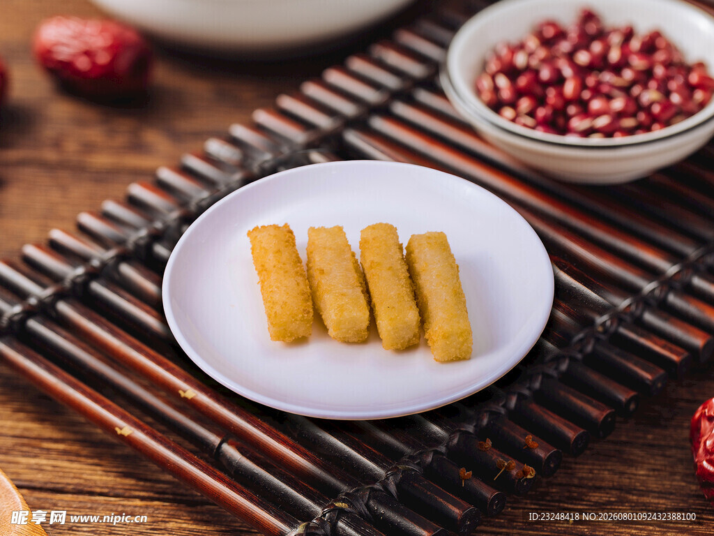 美味油炸春卷摆于木桌