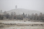 雪覆山林中的孤高建筑