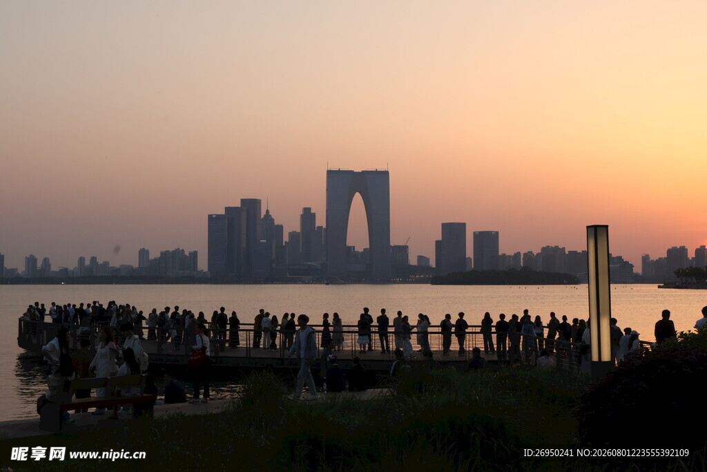 夕阳下的城市天际线美景