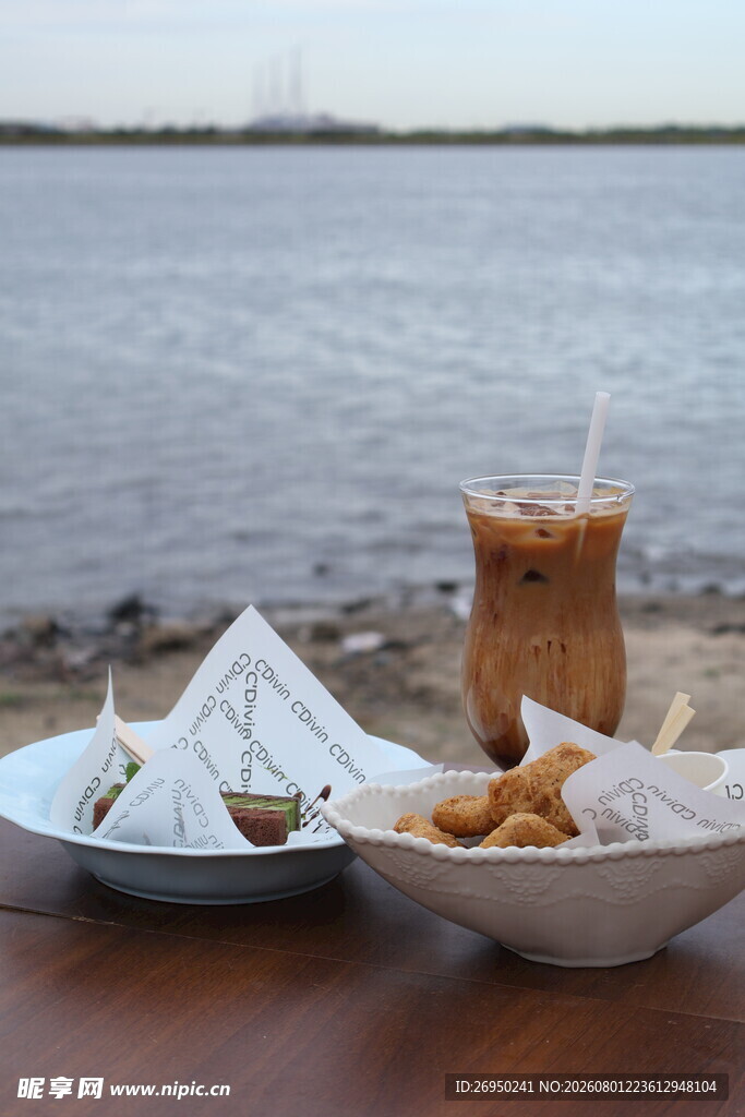 湖畔美食饮品与小吃组合