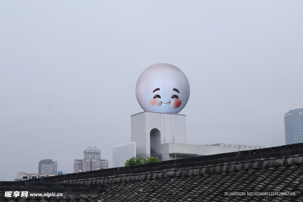 屋顶上的卡通球形建筑