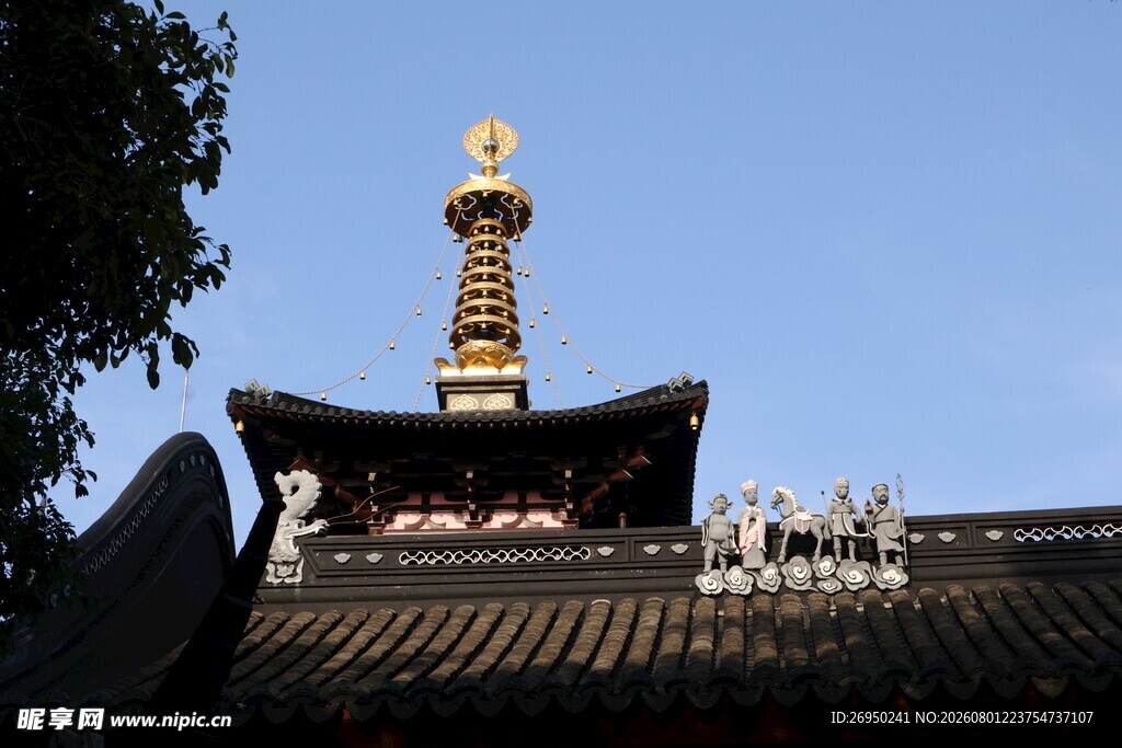 古寺屋顶与金色塔尖景观