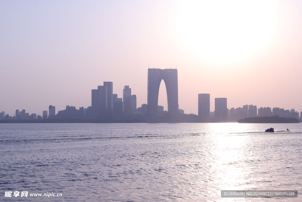 夕阳下的城市滨水风光