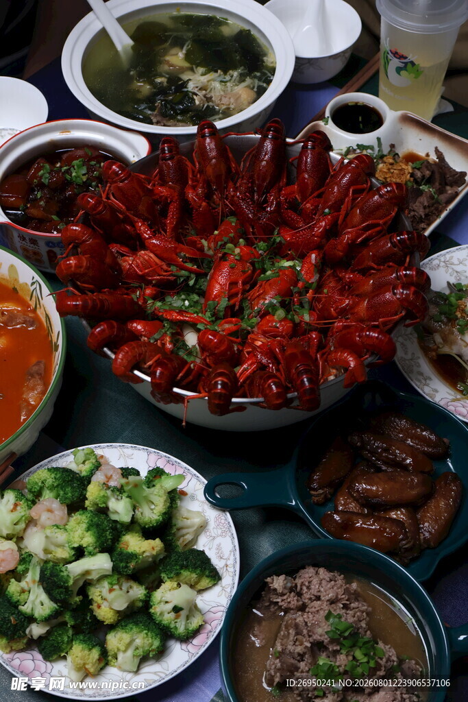 丰盛美味的多样菜肴拼盘