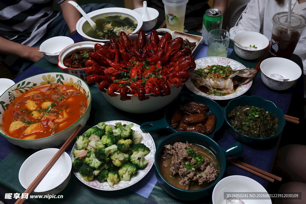 丰盛美味的中式聚餐菜肴