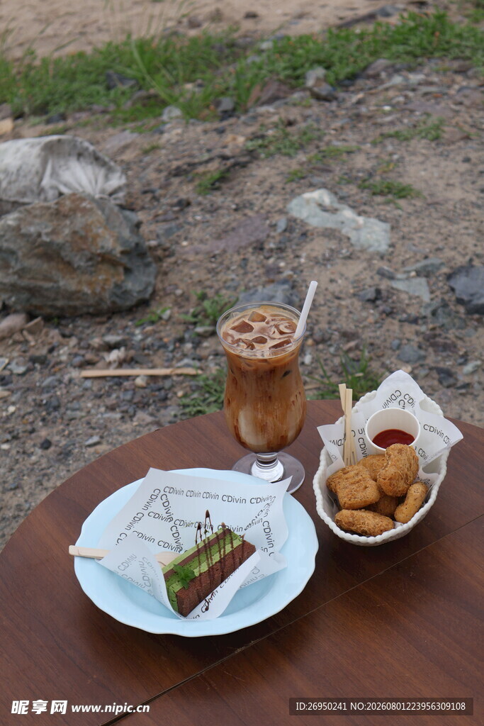 户外木桌的美味餐点