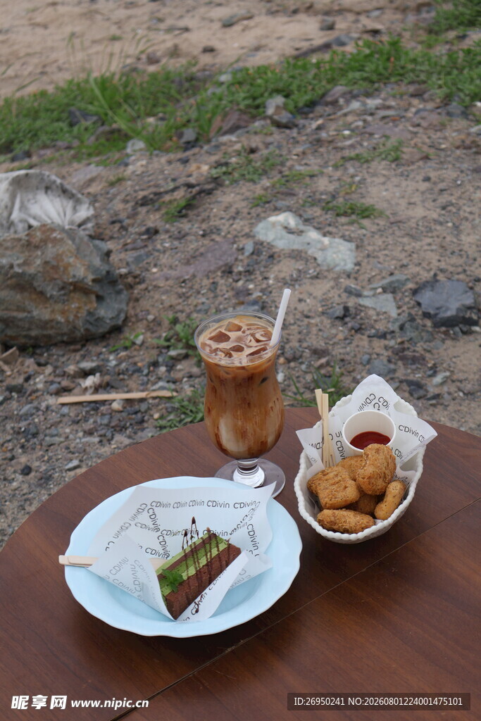 户外木桌的美味餐点