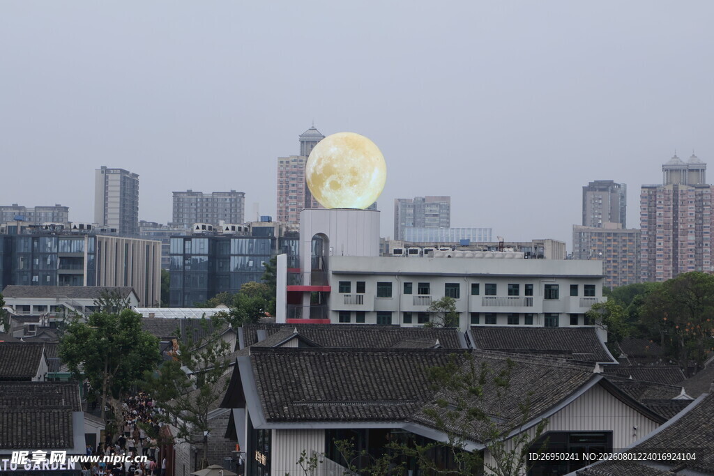 城市上空超大金色圆球奇观